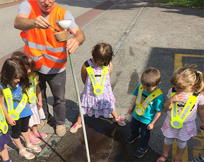 Dimostrazione di trattamento di tombini con i bambini della scuola dell'infanzia.