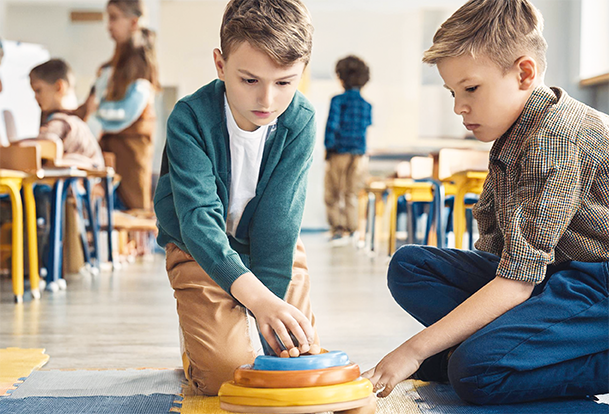 Bambino affetto da autismo in classe scolastica