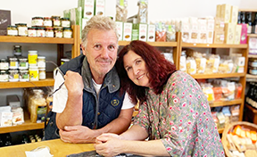 Luisella Degani con il marito Luigi nella Bottega di Olivone